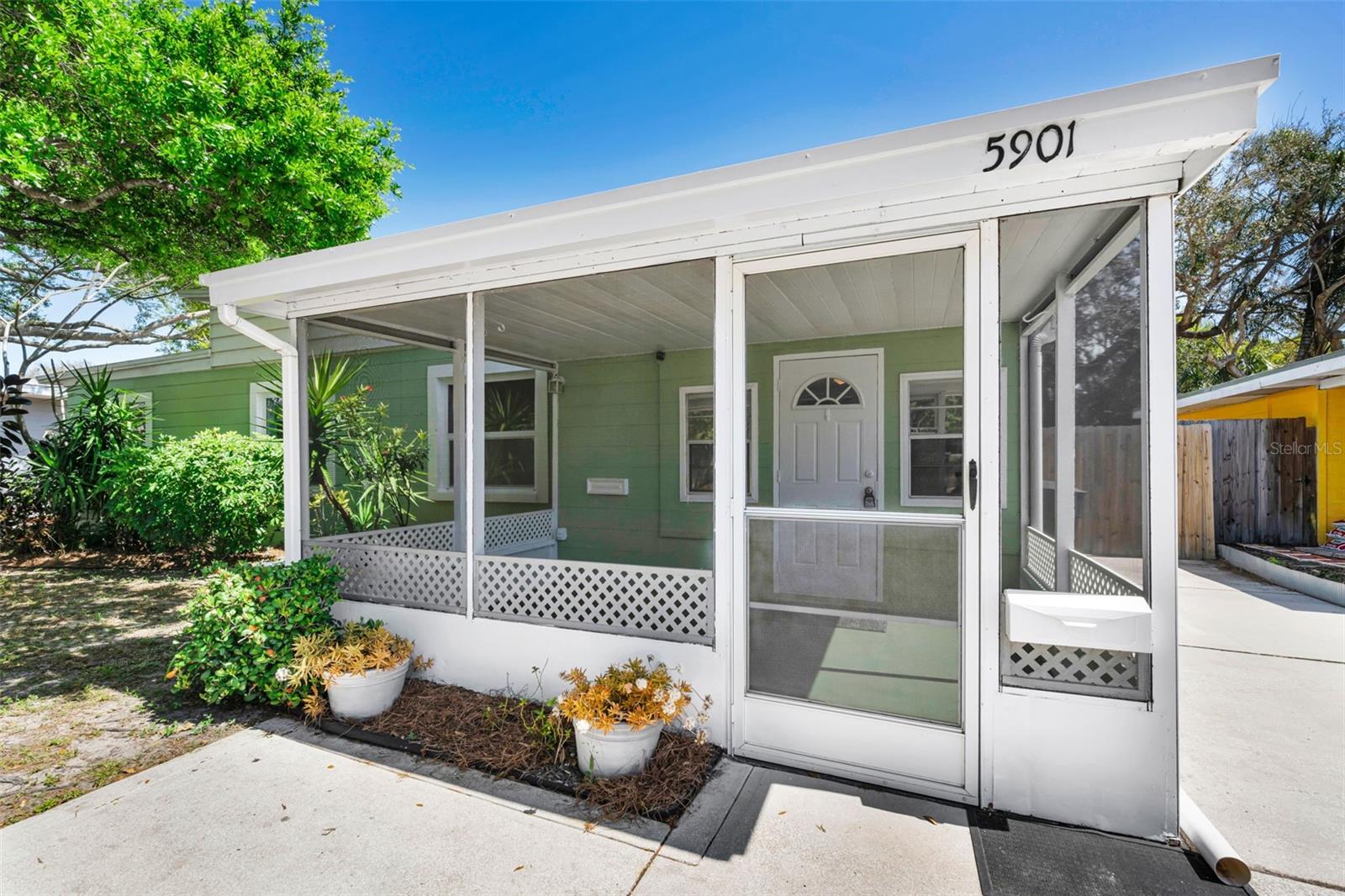 Listing photo id 3 for 5901 10th Street N