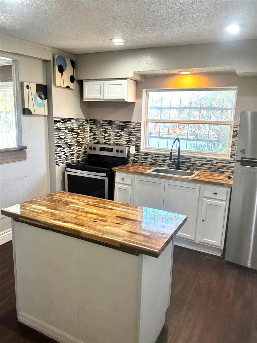 Image 9 of 50 For 505 Columbus Drive