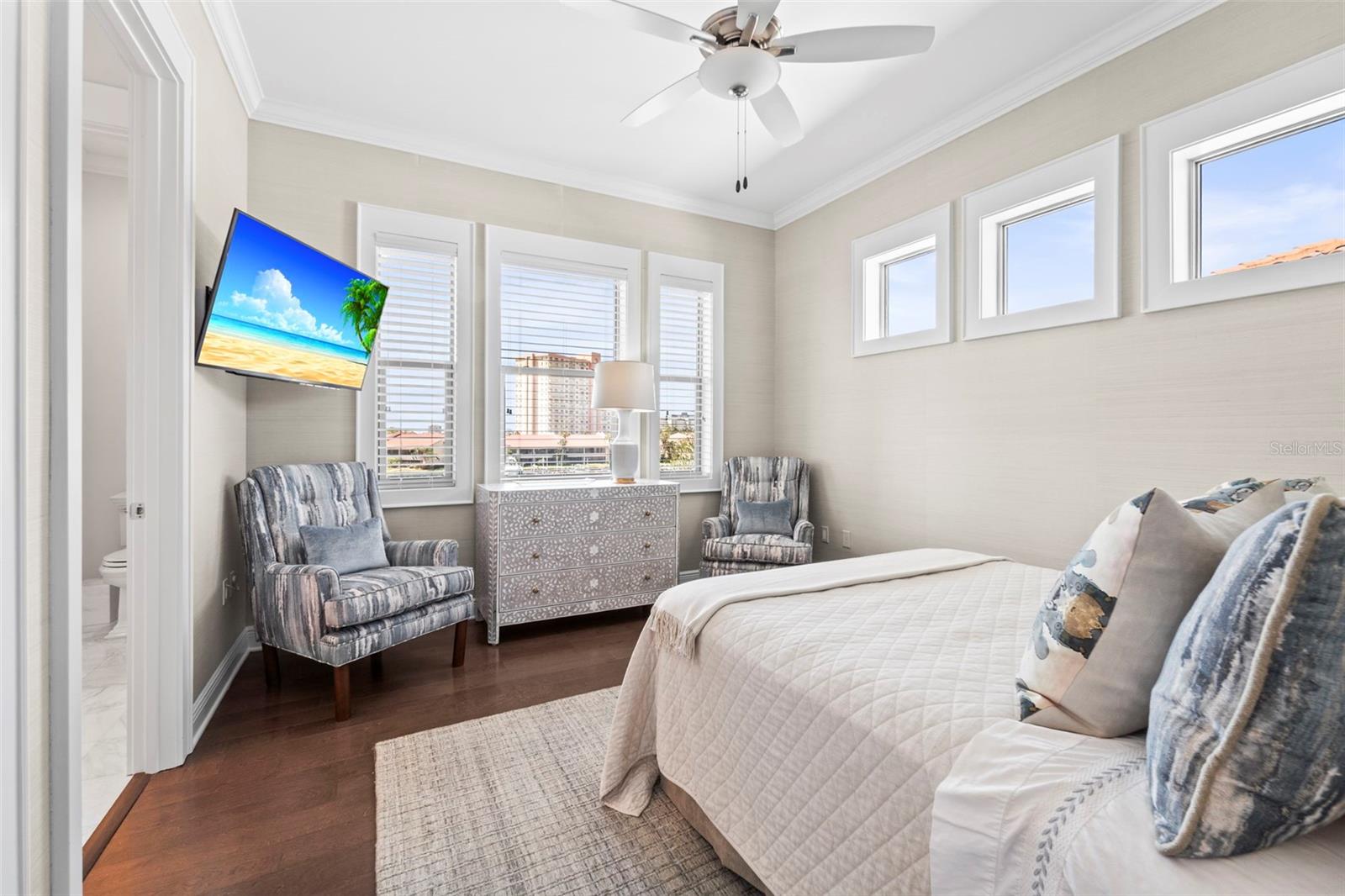 Image 36 of 62 For 19 Bayfront Court S