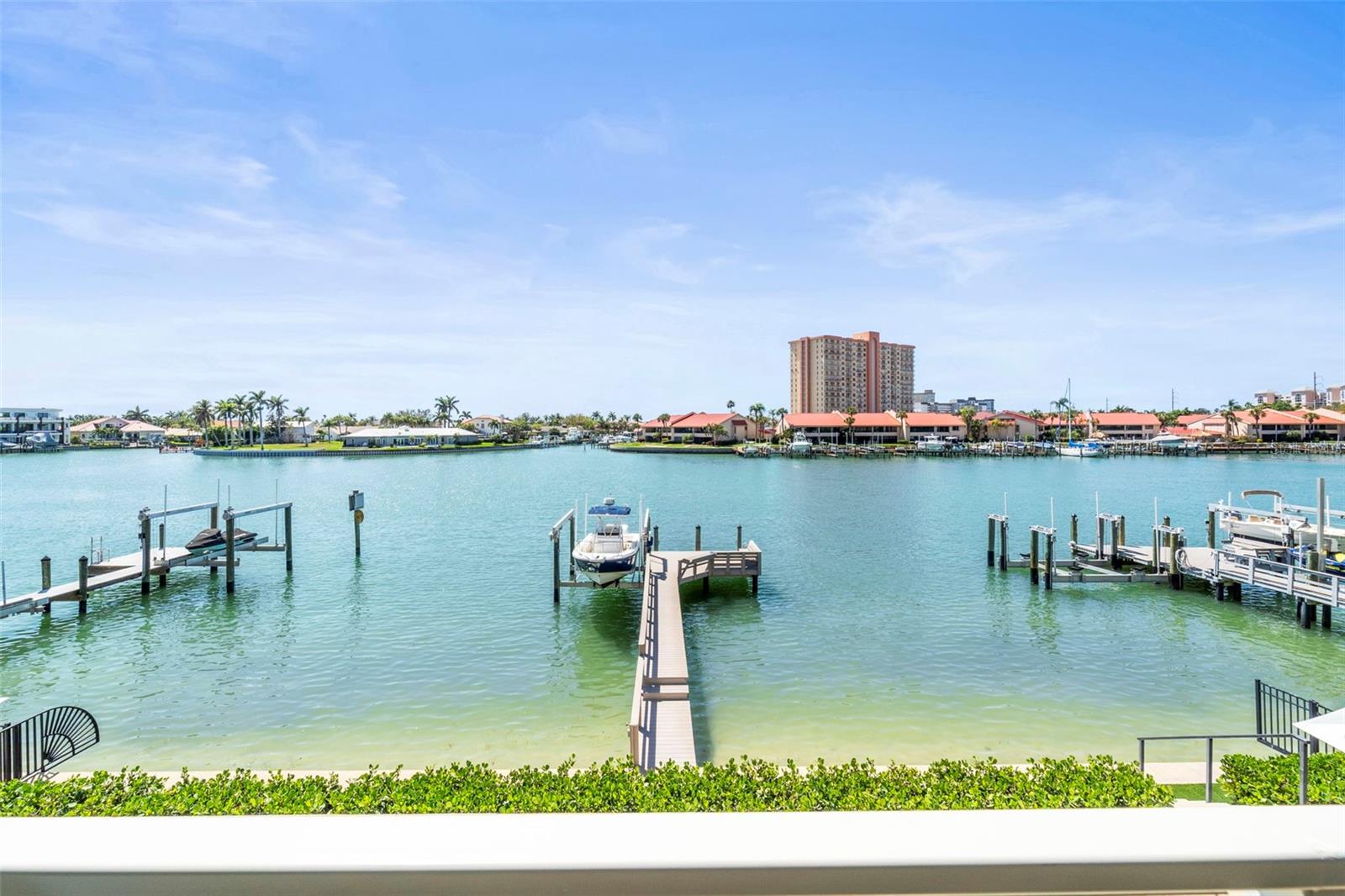 Image 40 of 62 For 19 Bayfront Court S