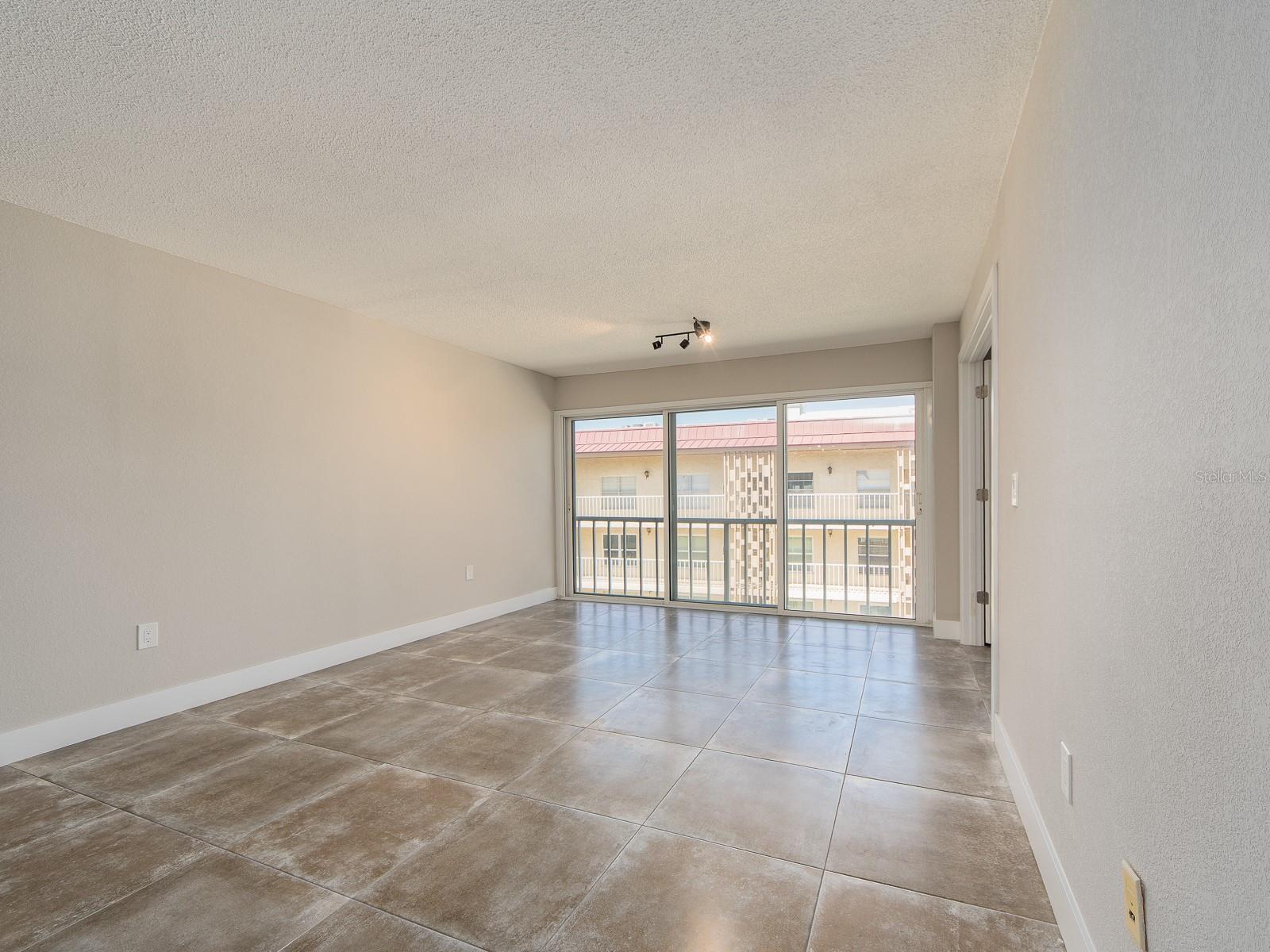 Image 10 of 36 For 105 Island Way 143