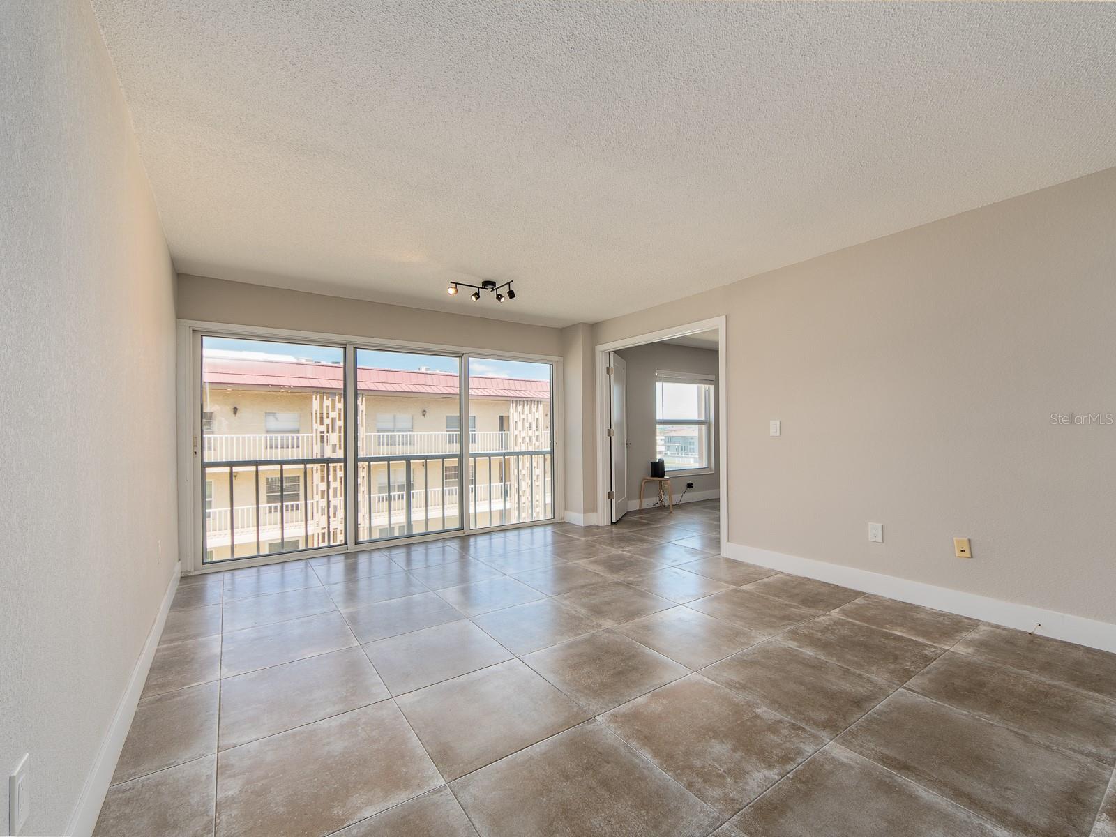 Image 11 of 36 For 105 Island Way 143