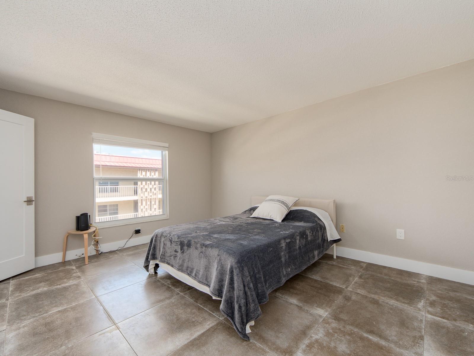 Image 15 of 36 For 105 Island Way 143