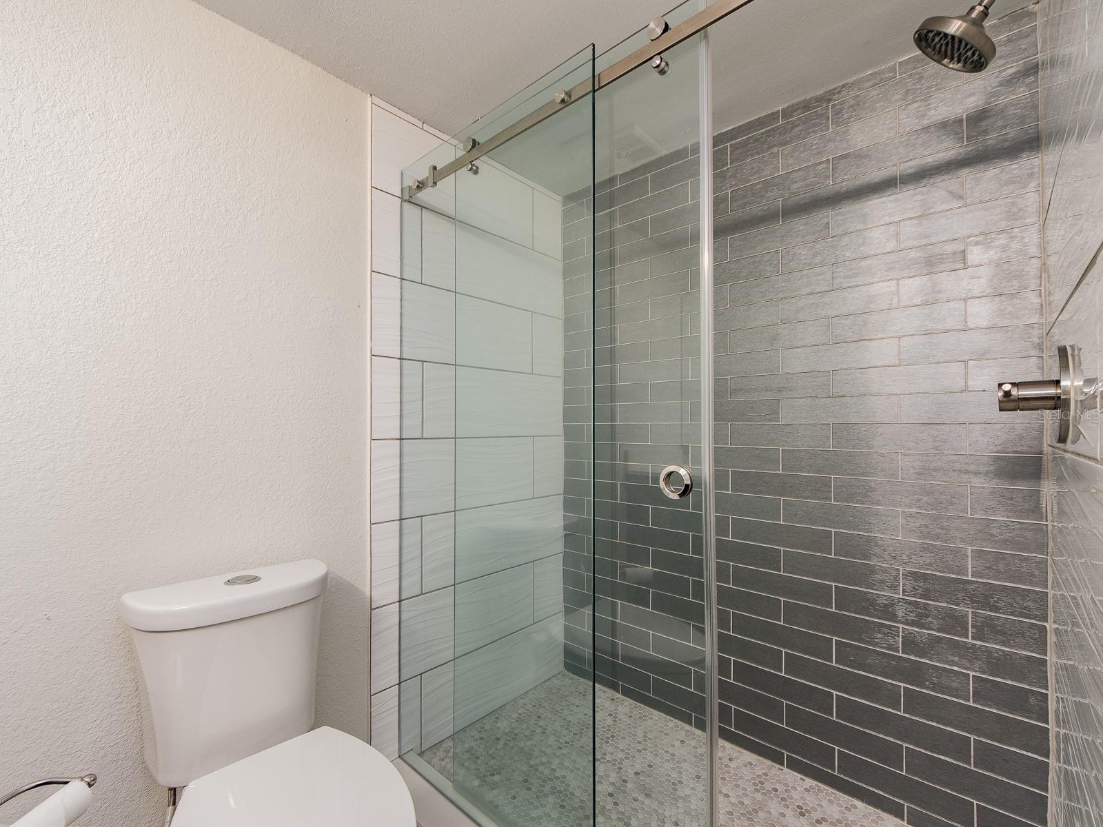 Image 19 of 36 For 105 Island Way 143