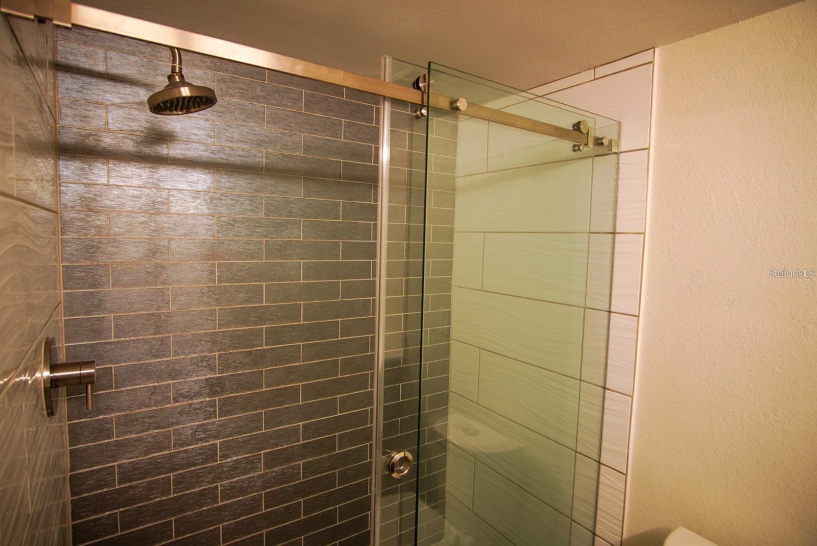 Image 23 of 36 For 105 Island Way 143