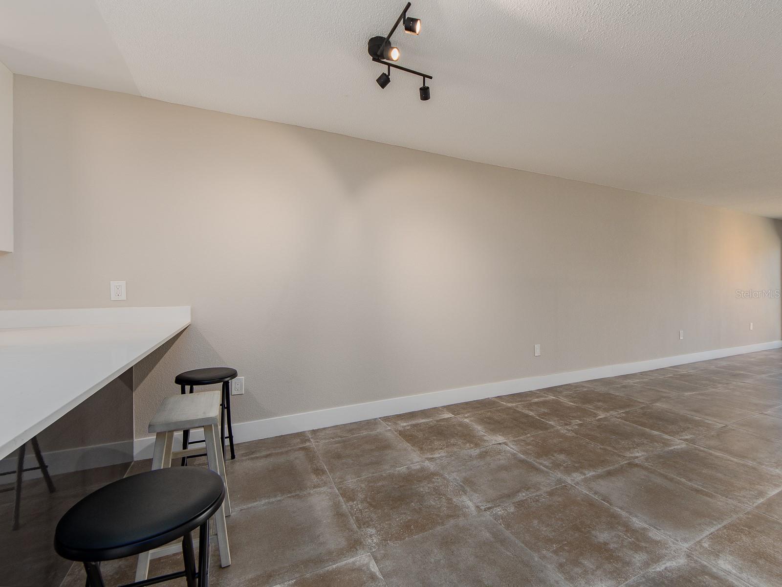 Image 9 of 36 For 105 Island Way 143