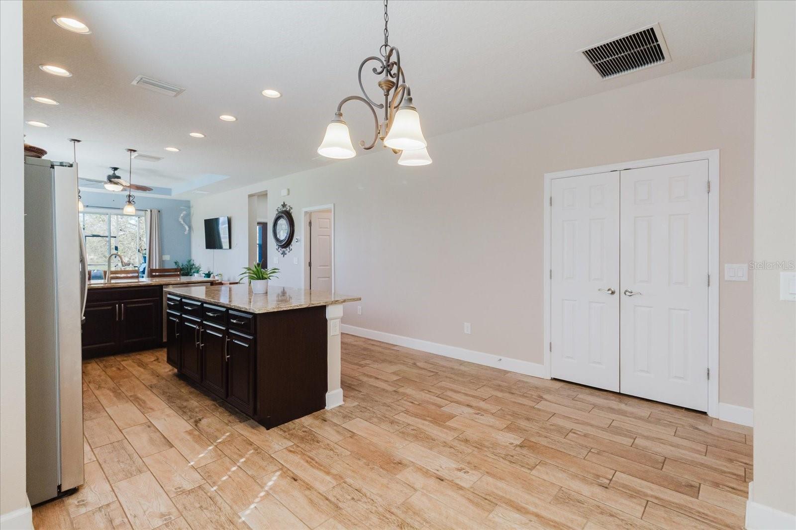 Listing photo id 17 for 6516 Salt Creek Avenue