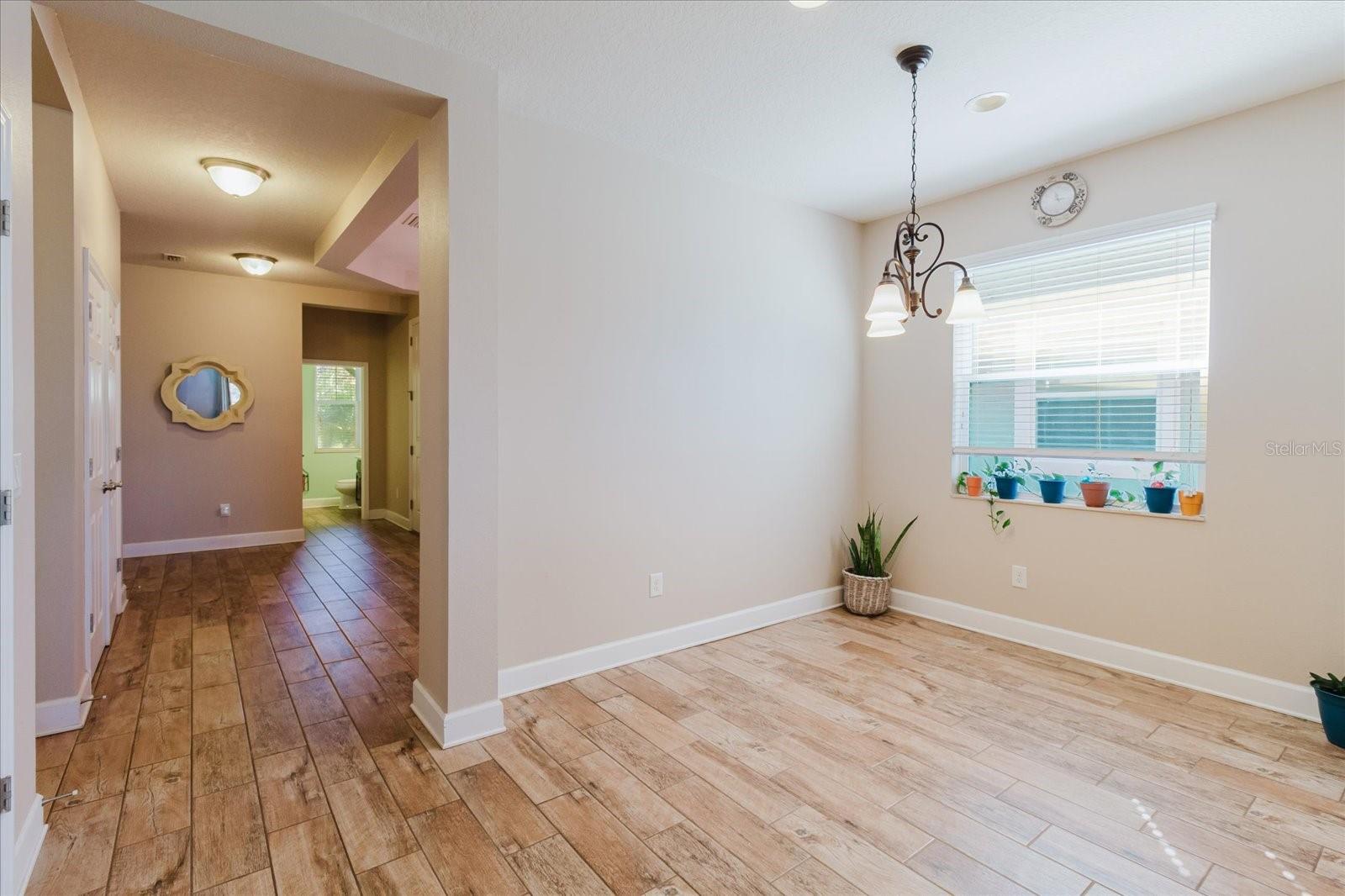 Listing photo id 18 for 6516 Salt Creek Avenue