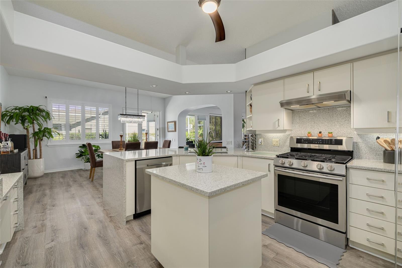 Listing photo id 12 for 7437 Cheltnam Court