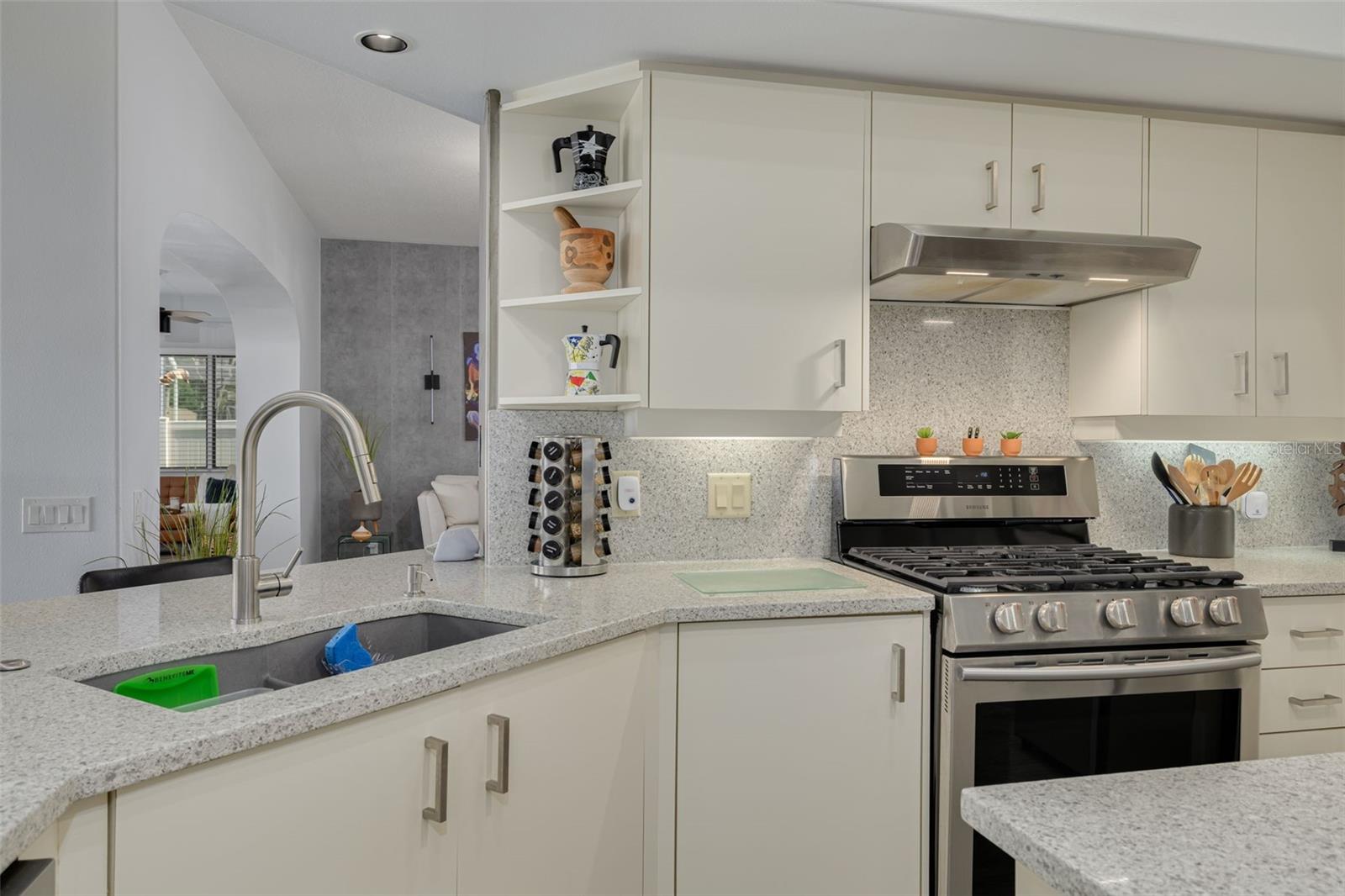 Listing photo id 14 for 7437 Cheltnam Court