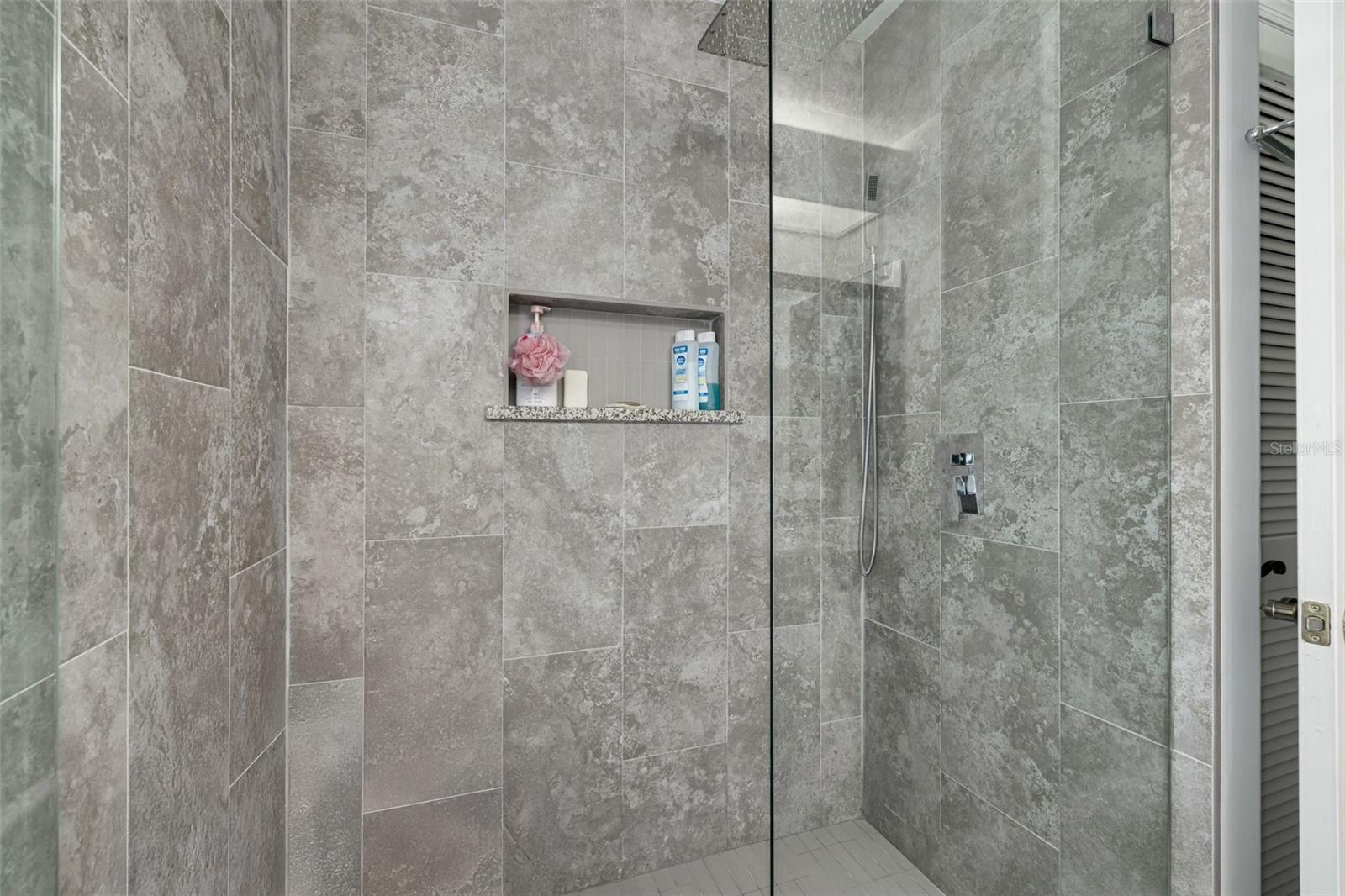 Listing photo id 37 for 7437 Cheltnam Court