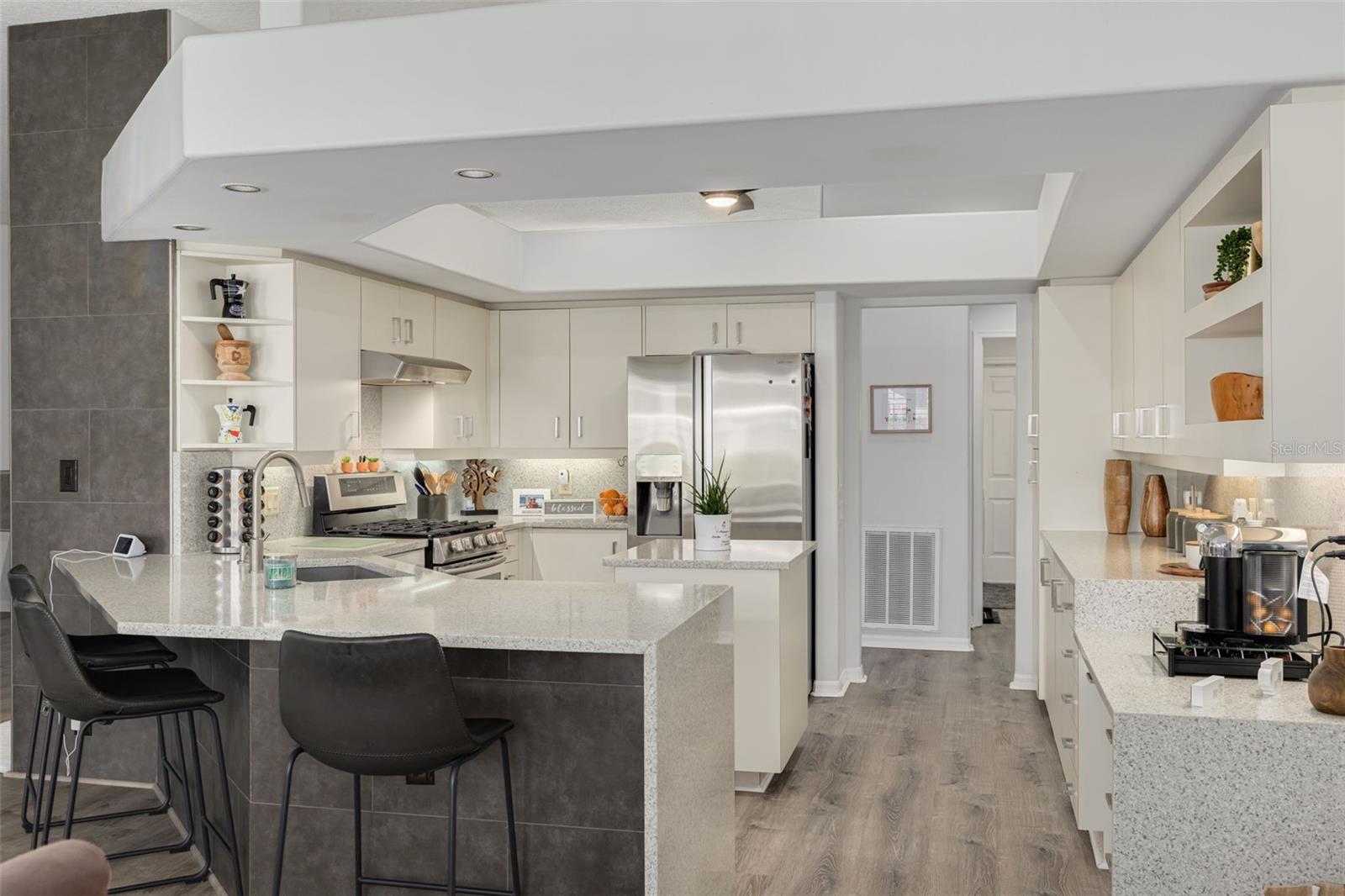 Listing photo id 2 for 7437 Cheltnam Court