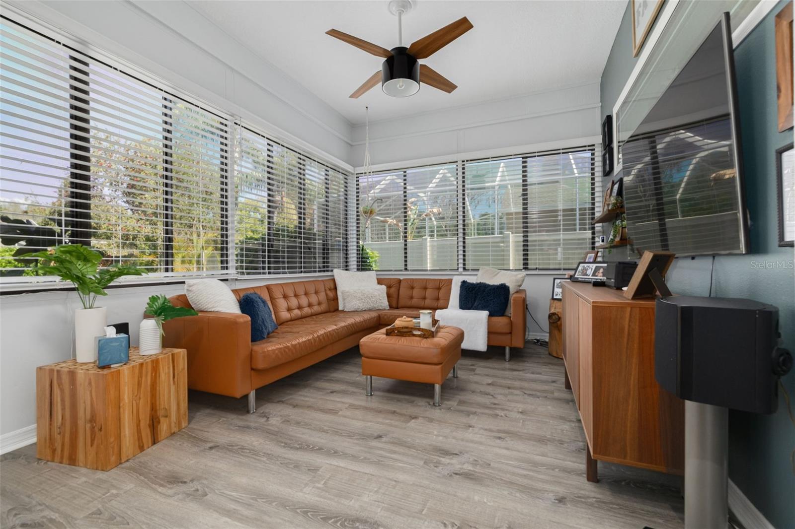 Listing photo id 3 for 7437 Cheltnam Court