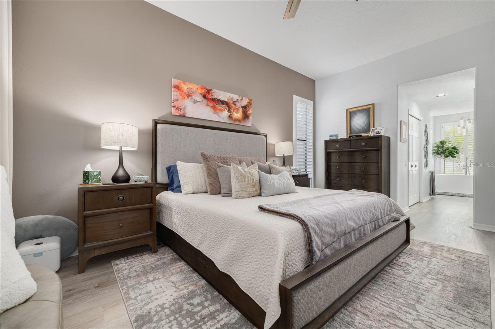 Listing photo id 4 for 7437 Cheltnam Court