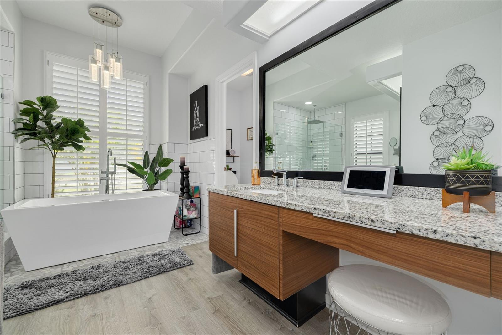 Listing photo id 5 for 7437 Cheltnam Court