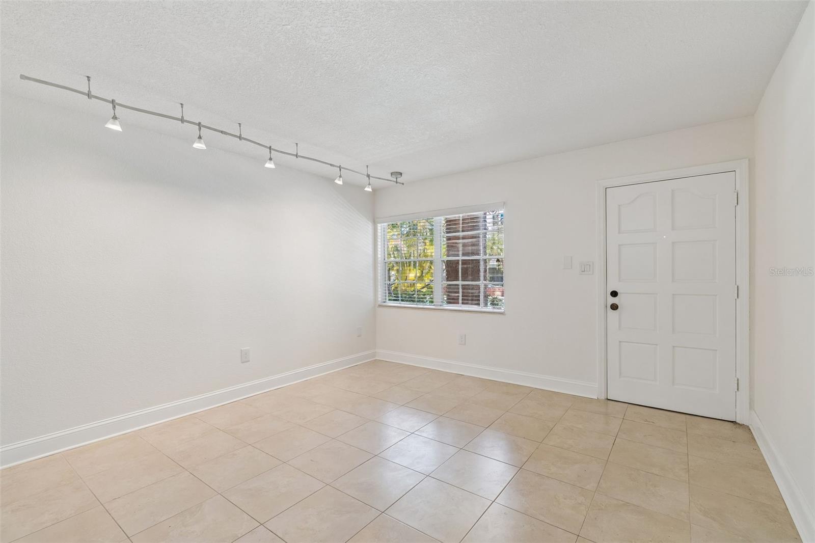 Image 3 of 39 For 208 Danube Avenue 103