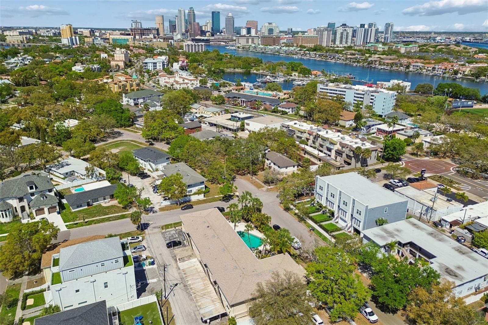 Image 33 of 39 For 208 Danube Avenue 103