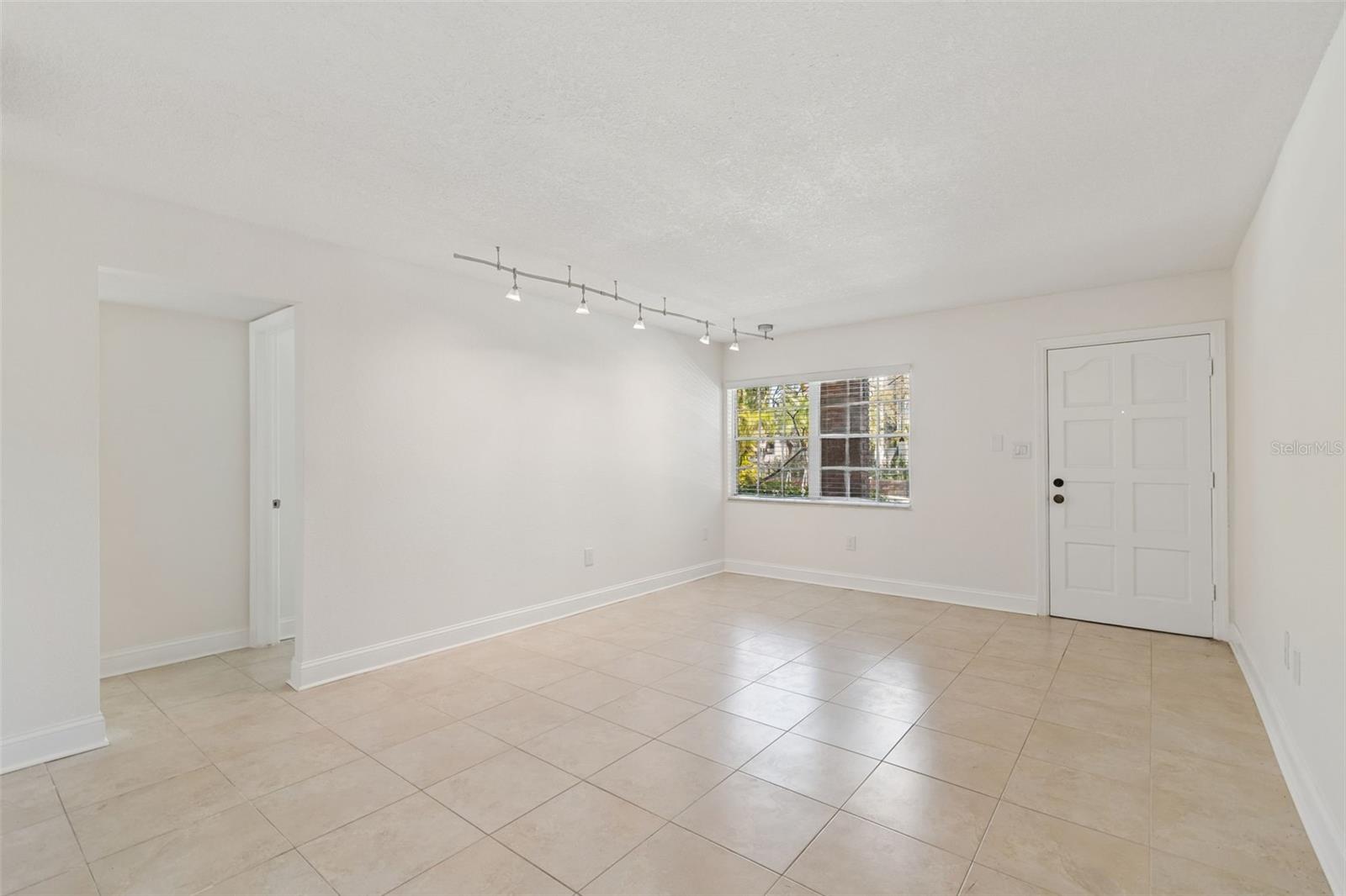 Image 5 of 39 For 208 Danube Avenue 103