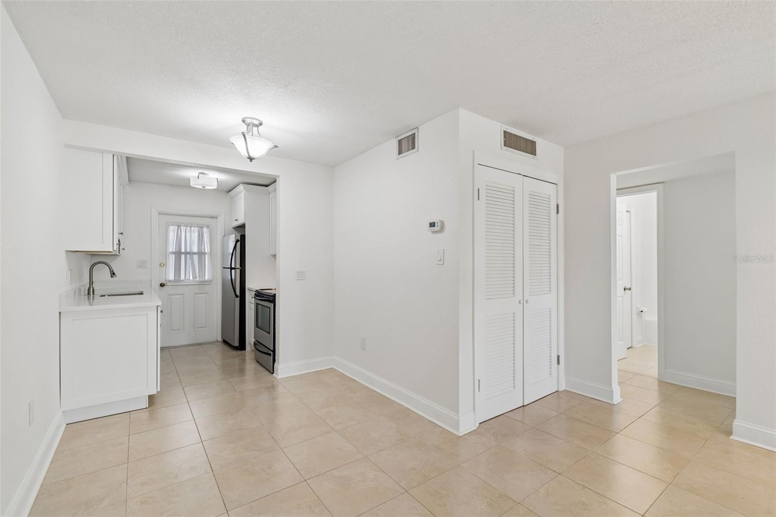 Image 6 of 39 For 208 Danube Avenue 103