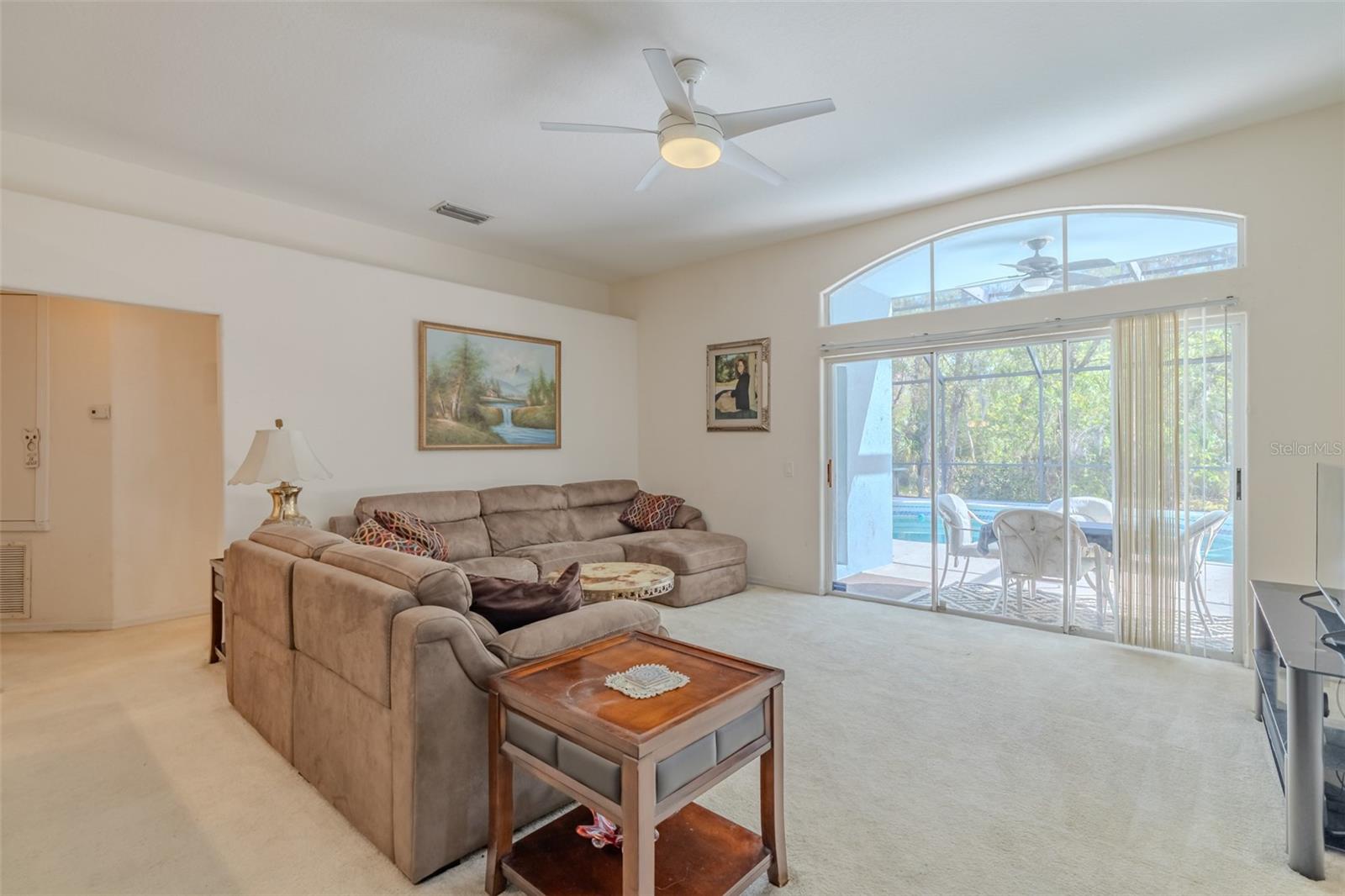 Listing photo id 10 for 3732 Hollow Wood Drive