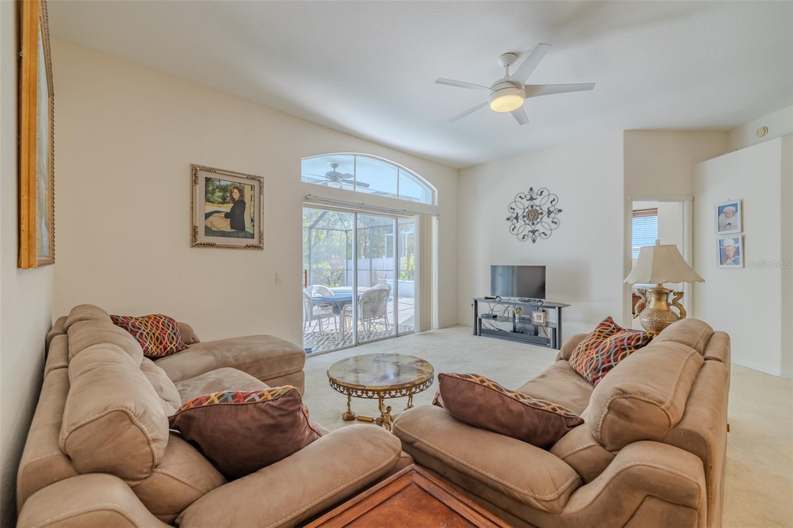 Listing photo id 12 for 3732 Hollow Wood Drive