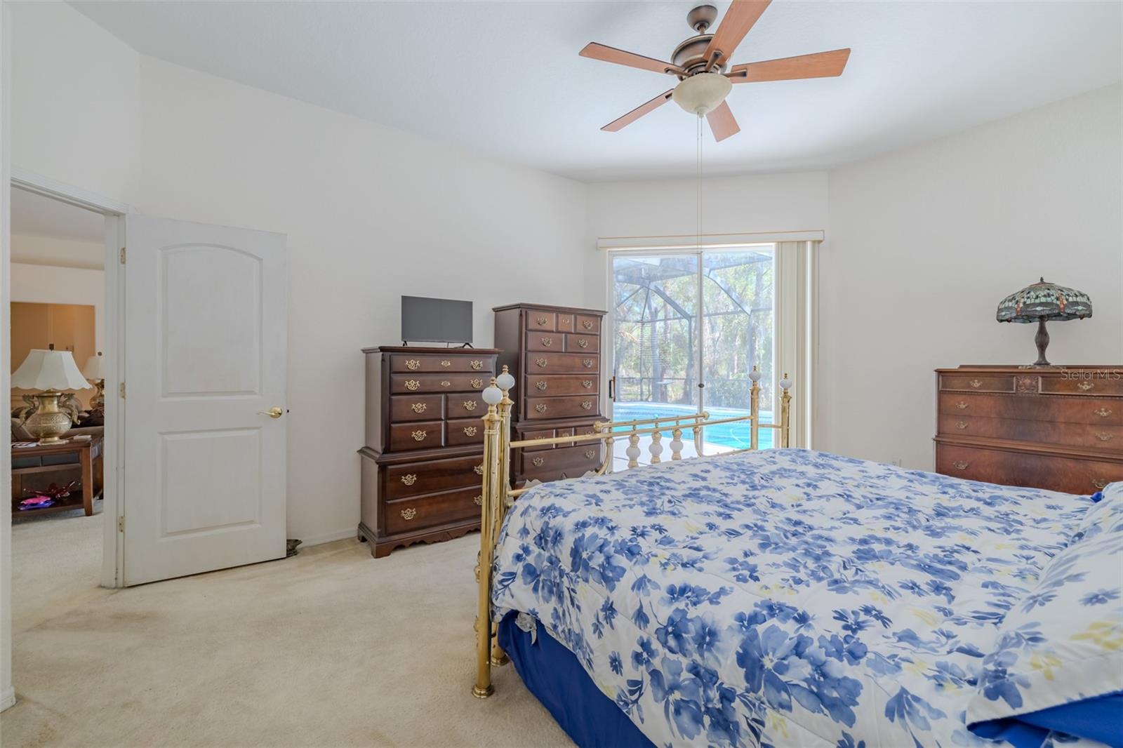 Listing photo id 17 for 3732 Hollow Wood Drive