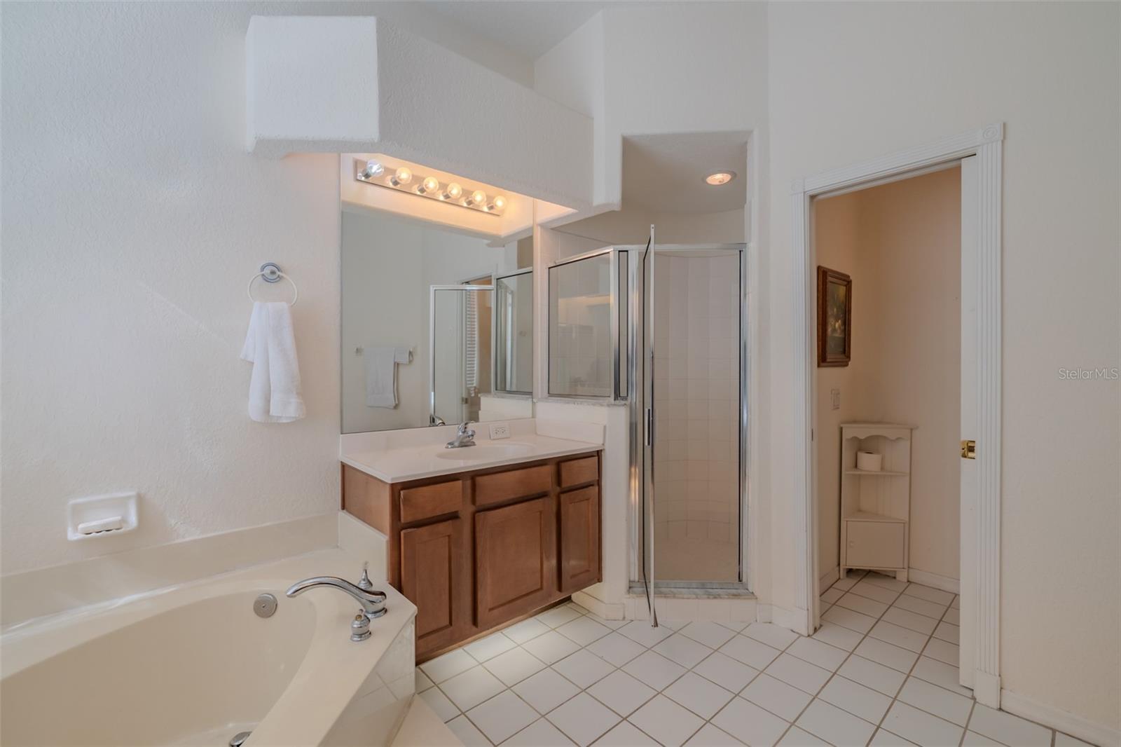 Listing photo id 20 for 3732 Hollow Wood Drive