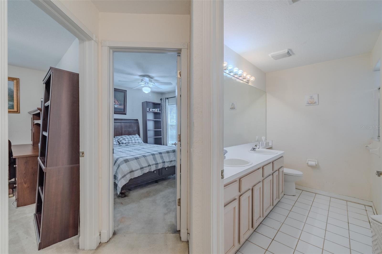 Listing photo id 25 for 3732 Hollow Wood Drive