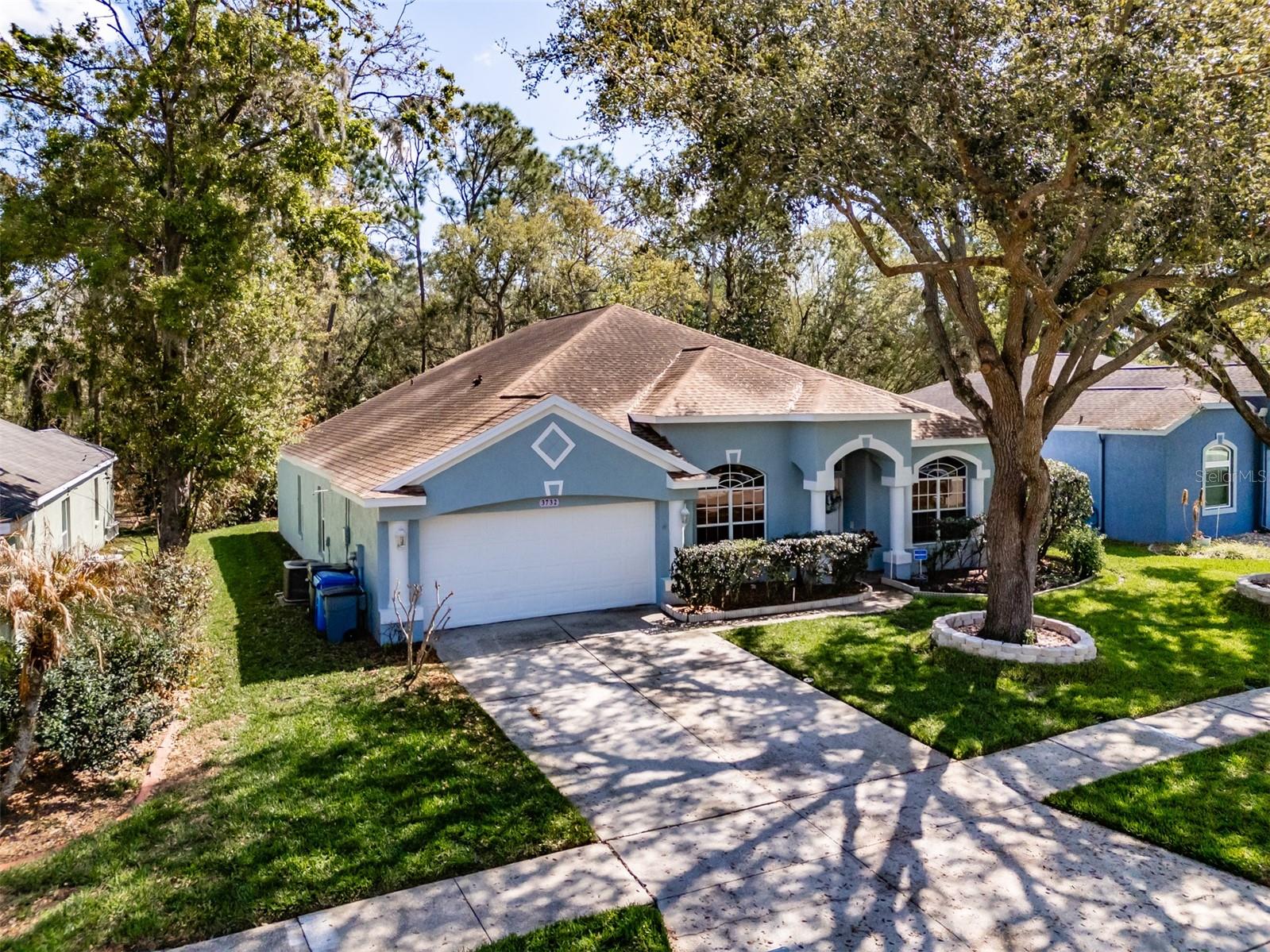 Listing photo id 2 for 3732 Hollow Wood Drive