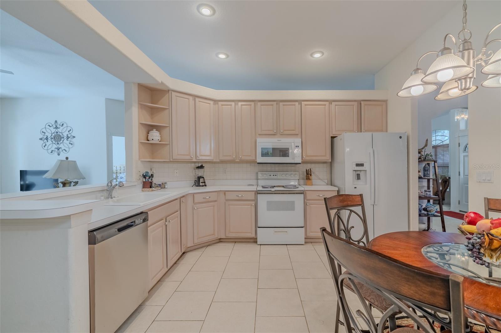 Listing photo id 4 for 3732 Hollow Wood Drive