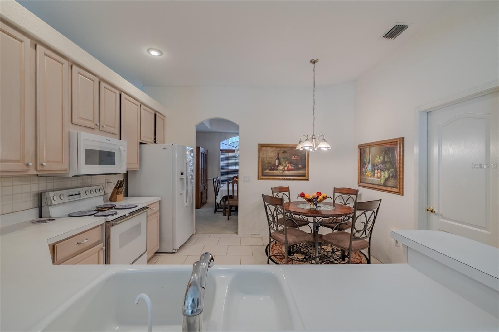 Listing photo id 6 for 3732 Hollow Wood Drive