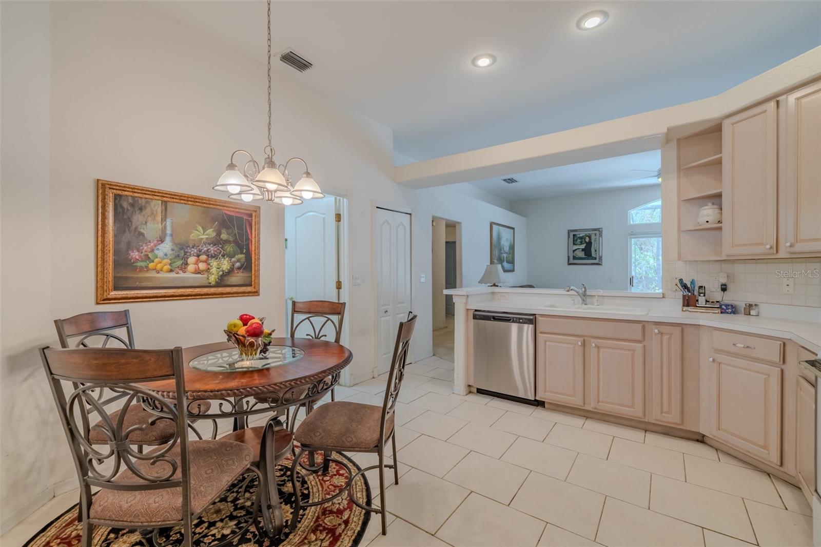 Listing photo id 7 for 3732 Hollow Wood Drive