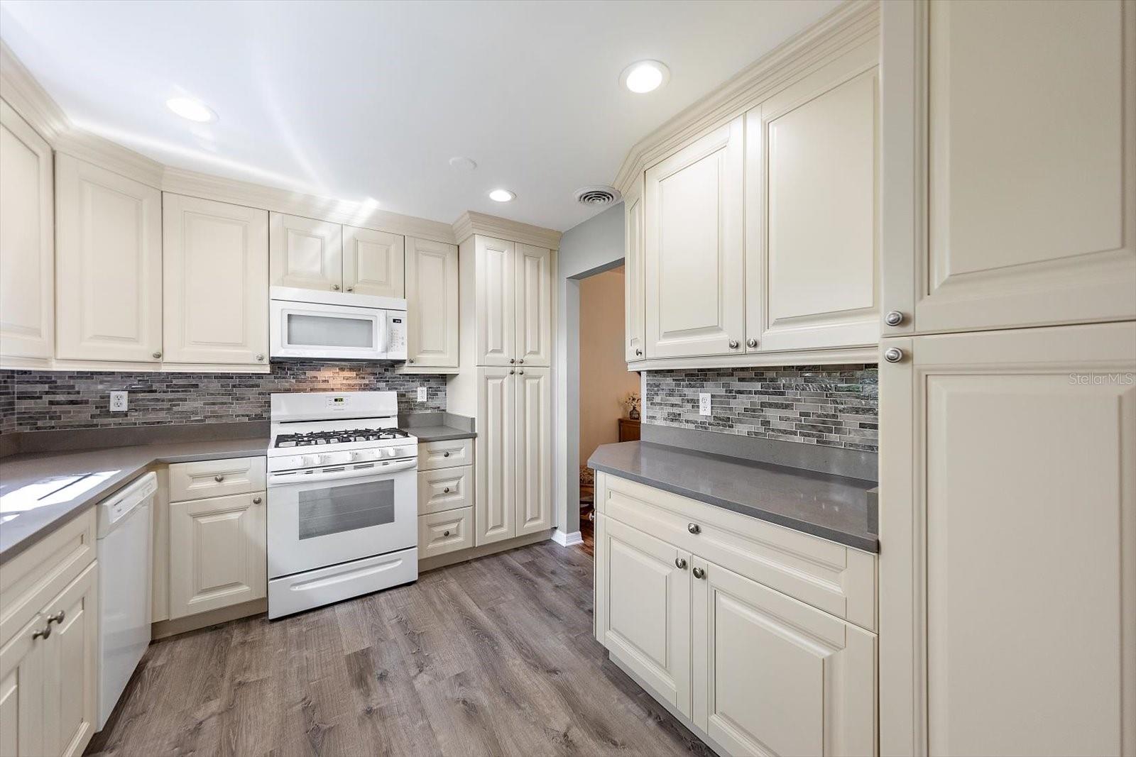 Image 13 of 37 For 6080 80 Street N 102