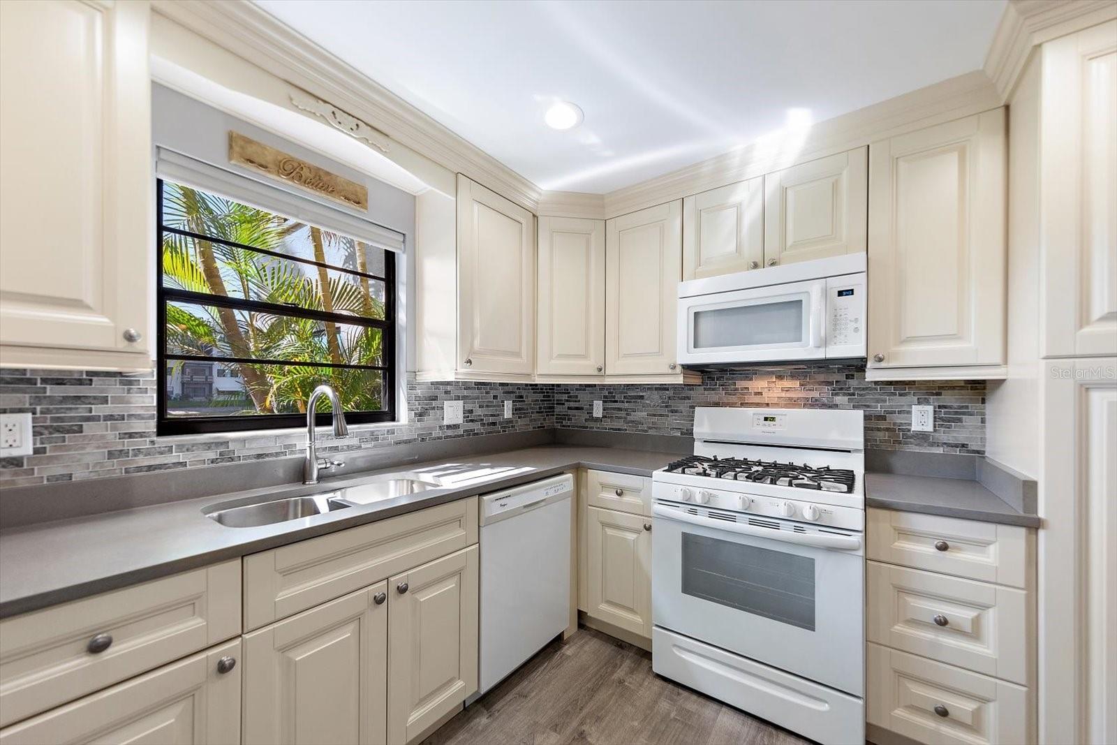 Image 14 of 37 For 6080 80 Street N 102