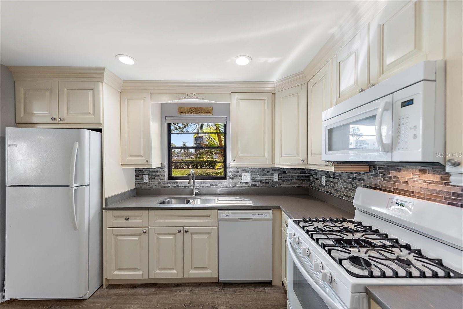 Image 15 of 37 For 6080 80 Street N 102