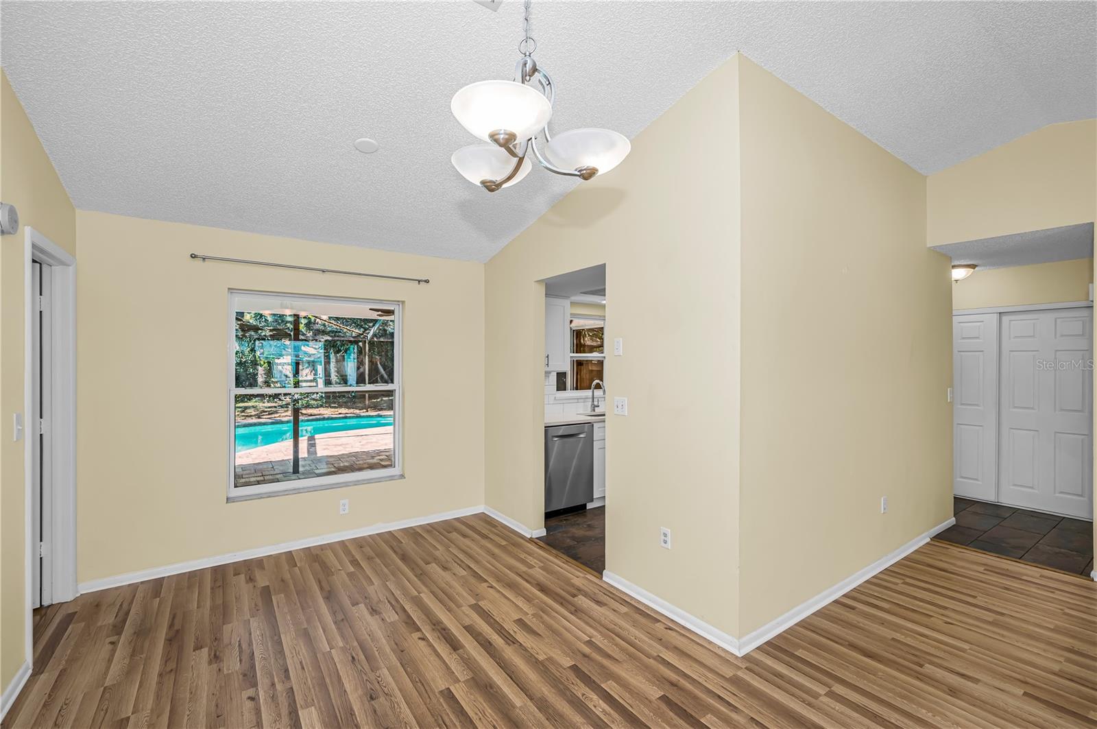 Image 18 of 34 For 321 Arbor Drive E