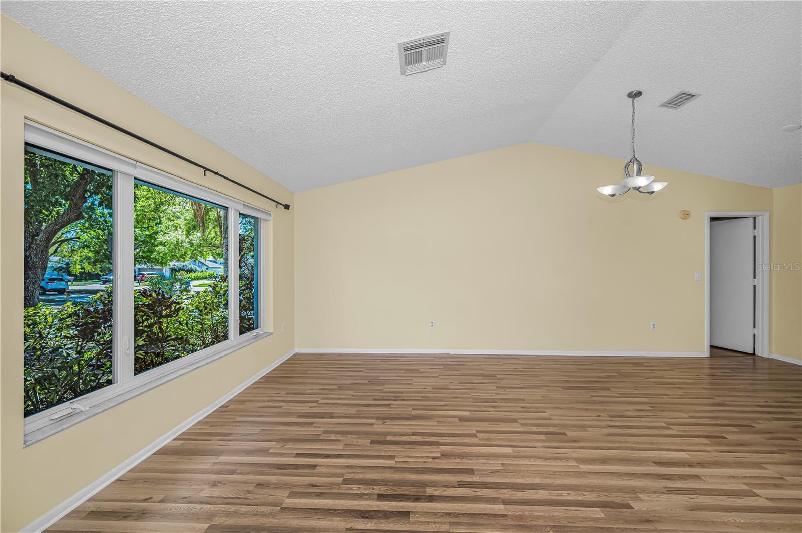 Image 22 of 34 For 321 Arbor Drive E