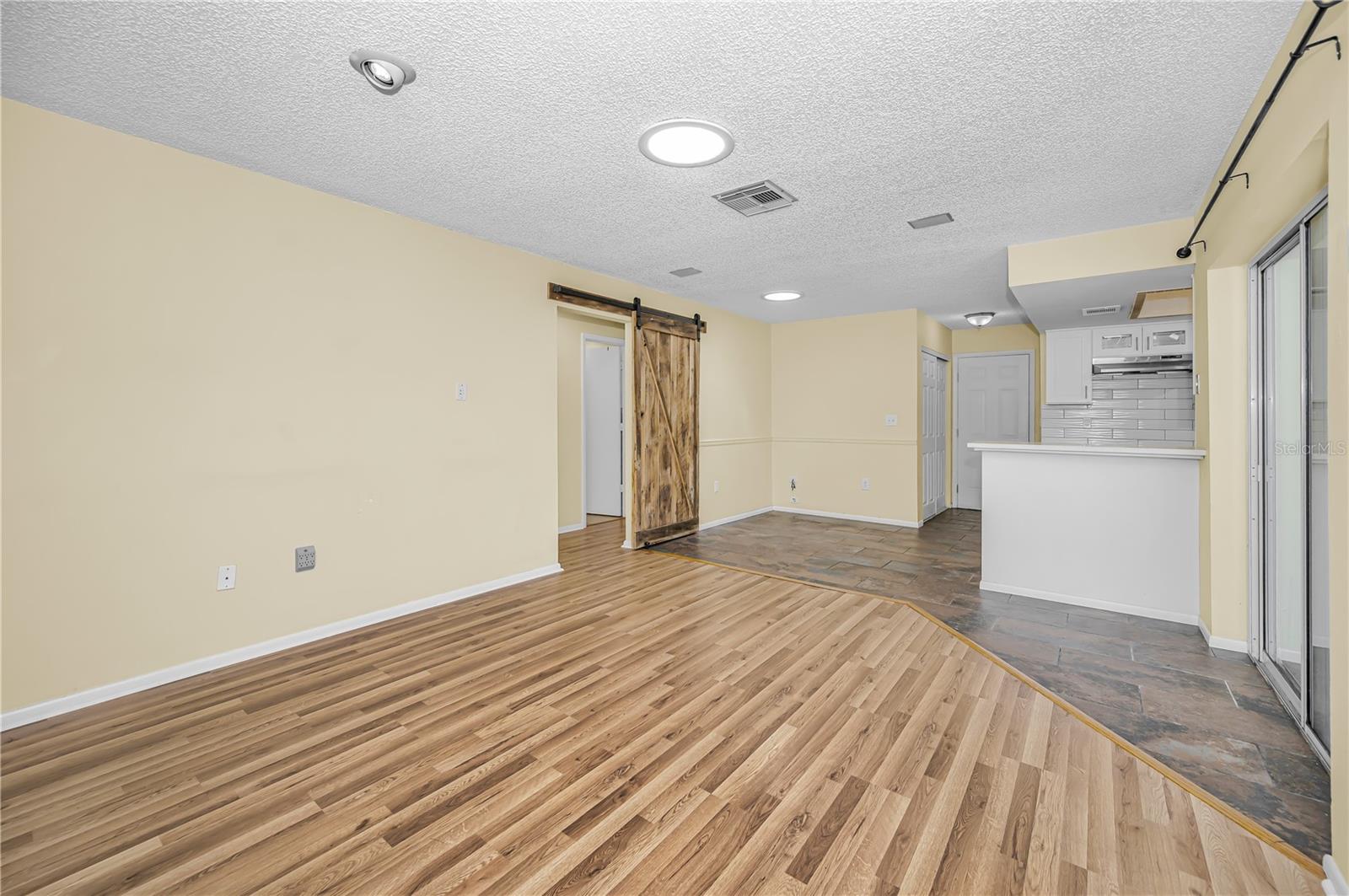 Image 23 of 34 For 321 Arbor Drive E