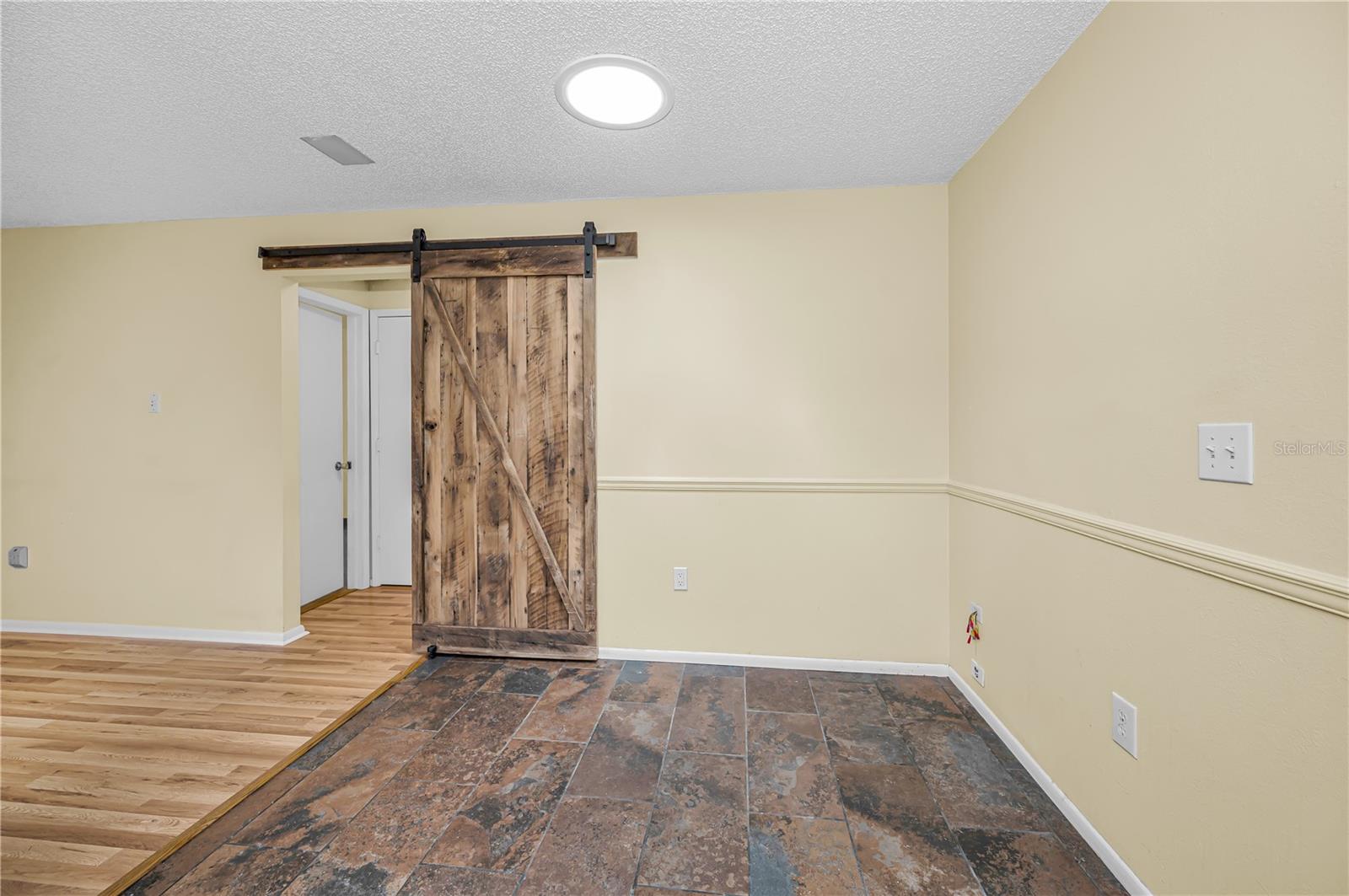 Image 7 of 34 For 321 Arbor Drive E