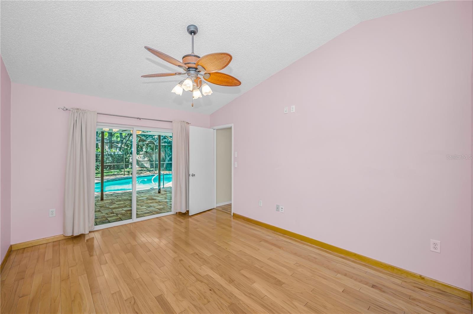 Image 9 of 34 For 321 Arbor Drive E