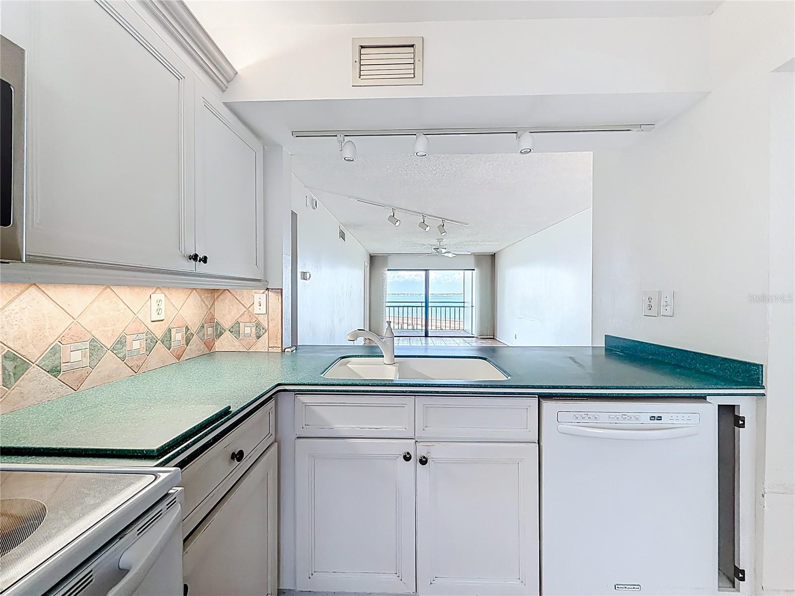 Image 7 of 35 For 6211 Sun Boulevard 211