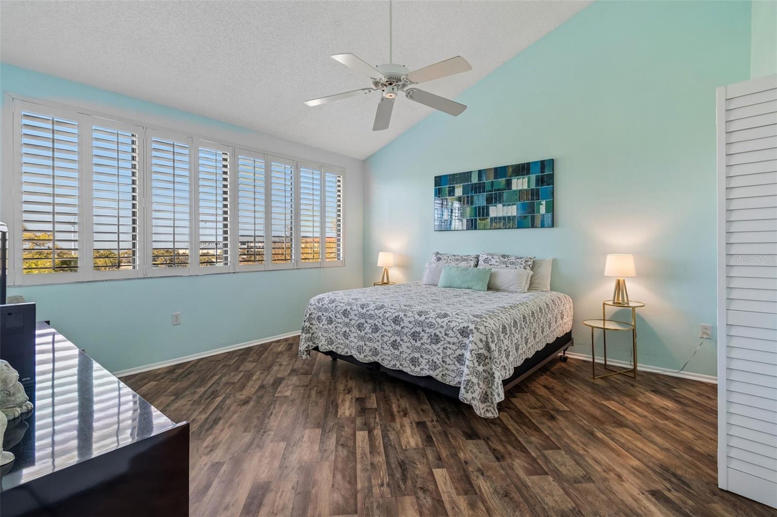 Image 25 of 98 For 6263 Midnight Pass Road 301