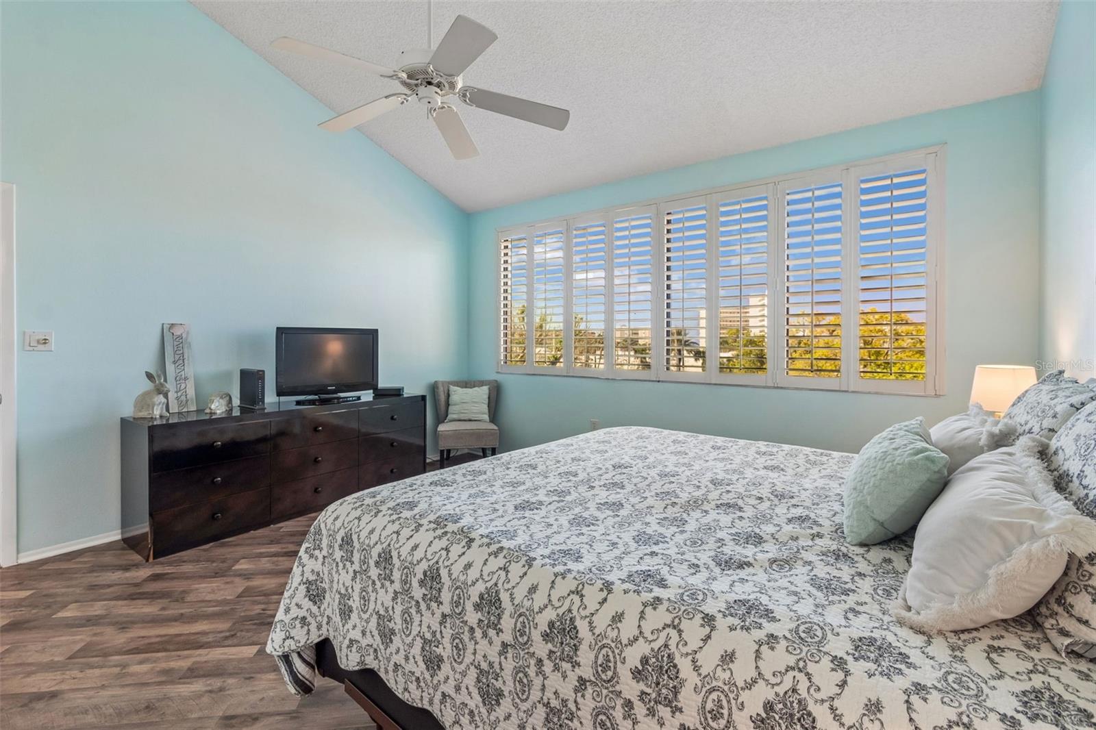 Image 26 of 98 For 6263 Midnight Pass Road 301