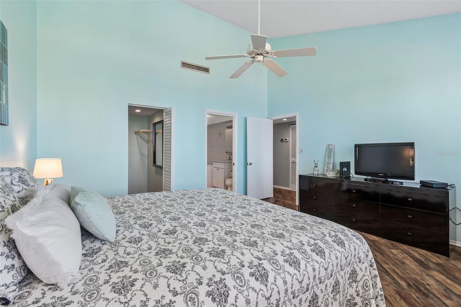 Image 27 of 98 For 6263 Midnight Pass Road 301