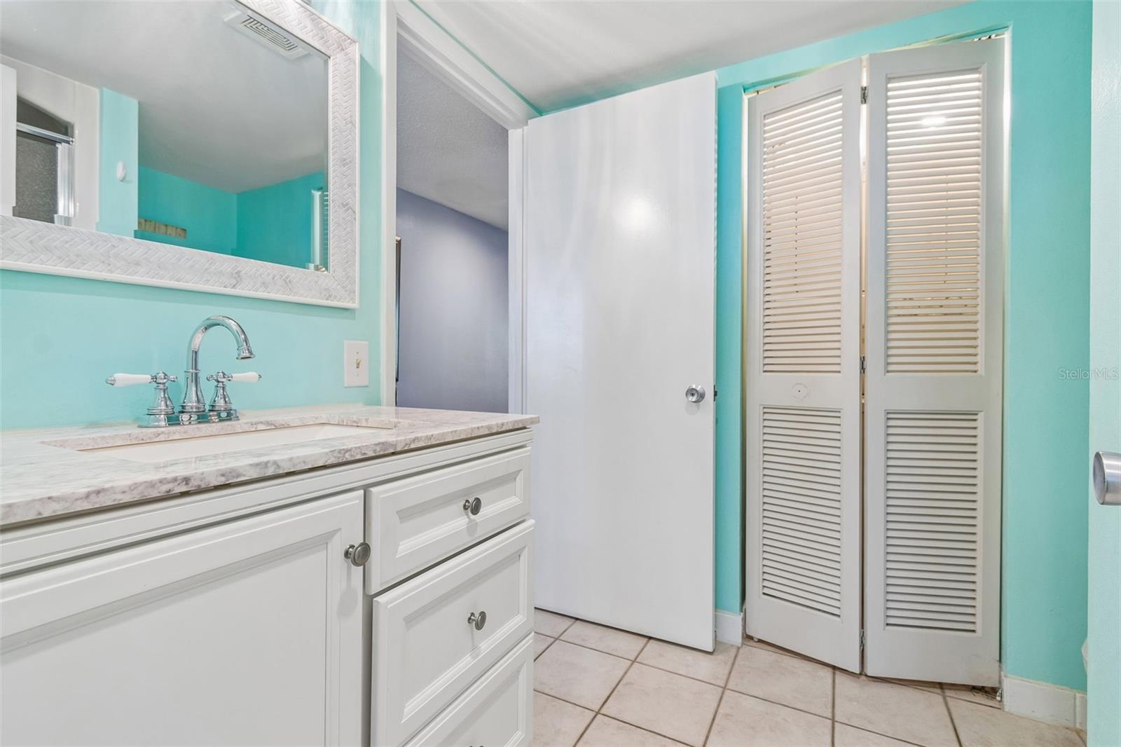 Image 40 of 98 For 6263 Midnight Pass Road 301