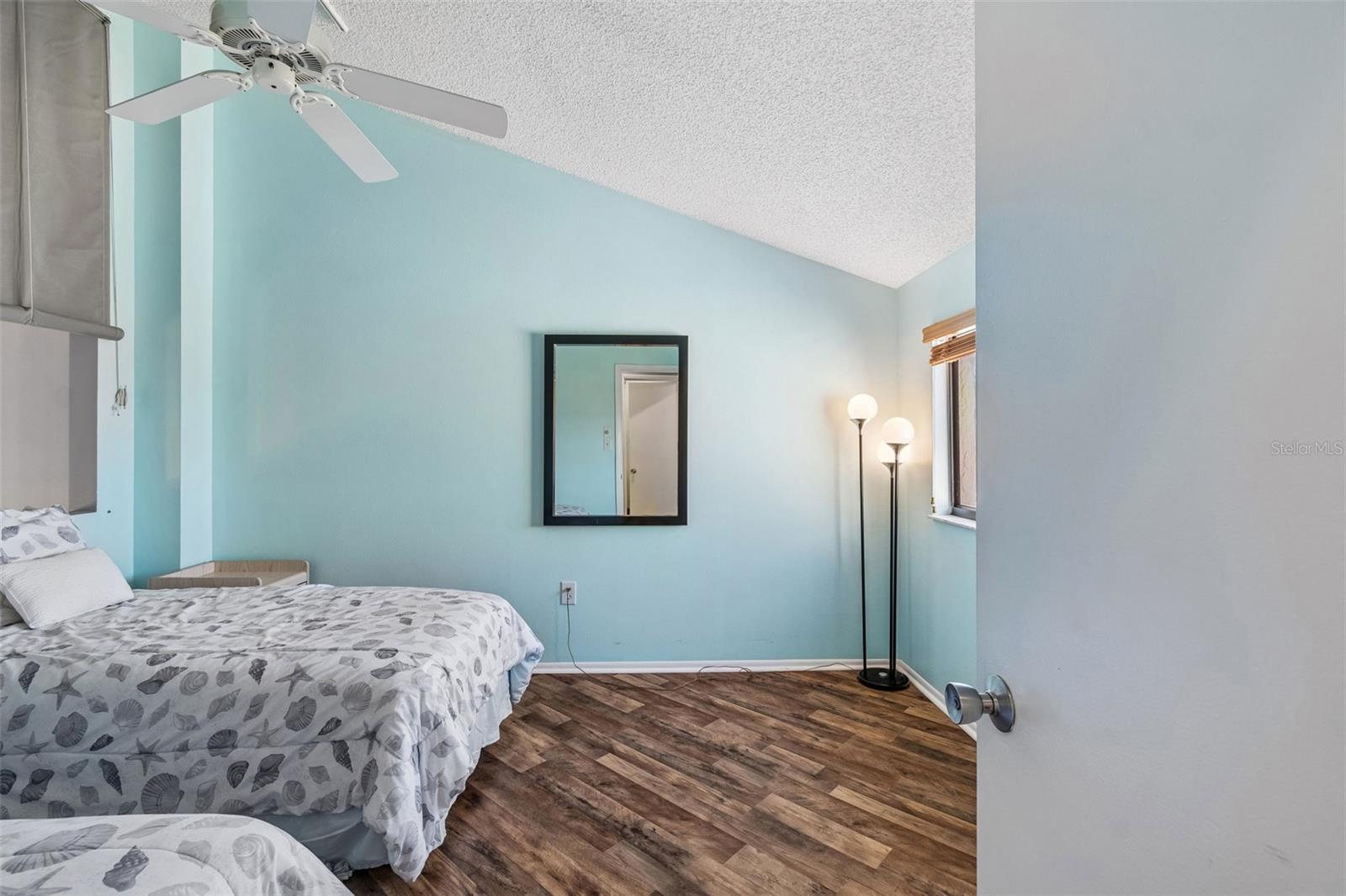 Image 44 of 98 For 6263 Midnight Pass Road 301