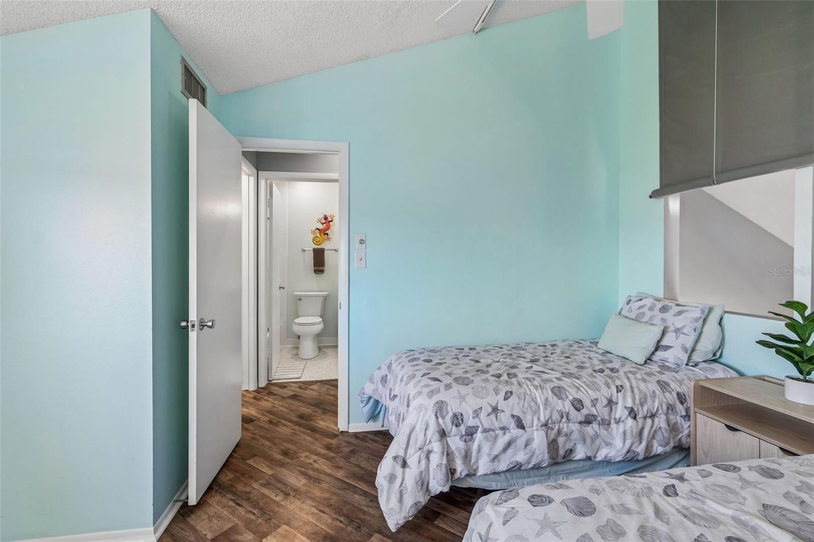 Image 46 of 98 For 6263 Midnight Pass Road 301