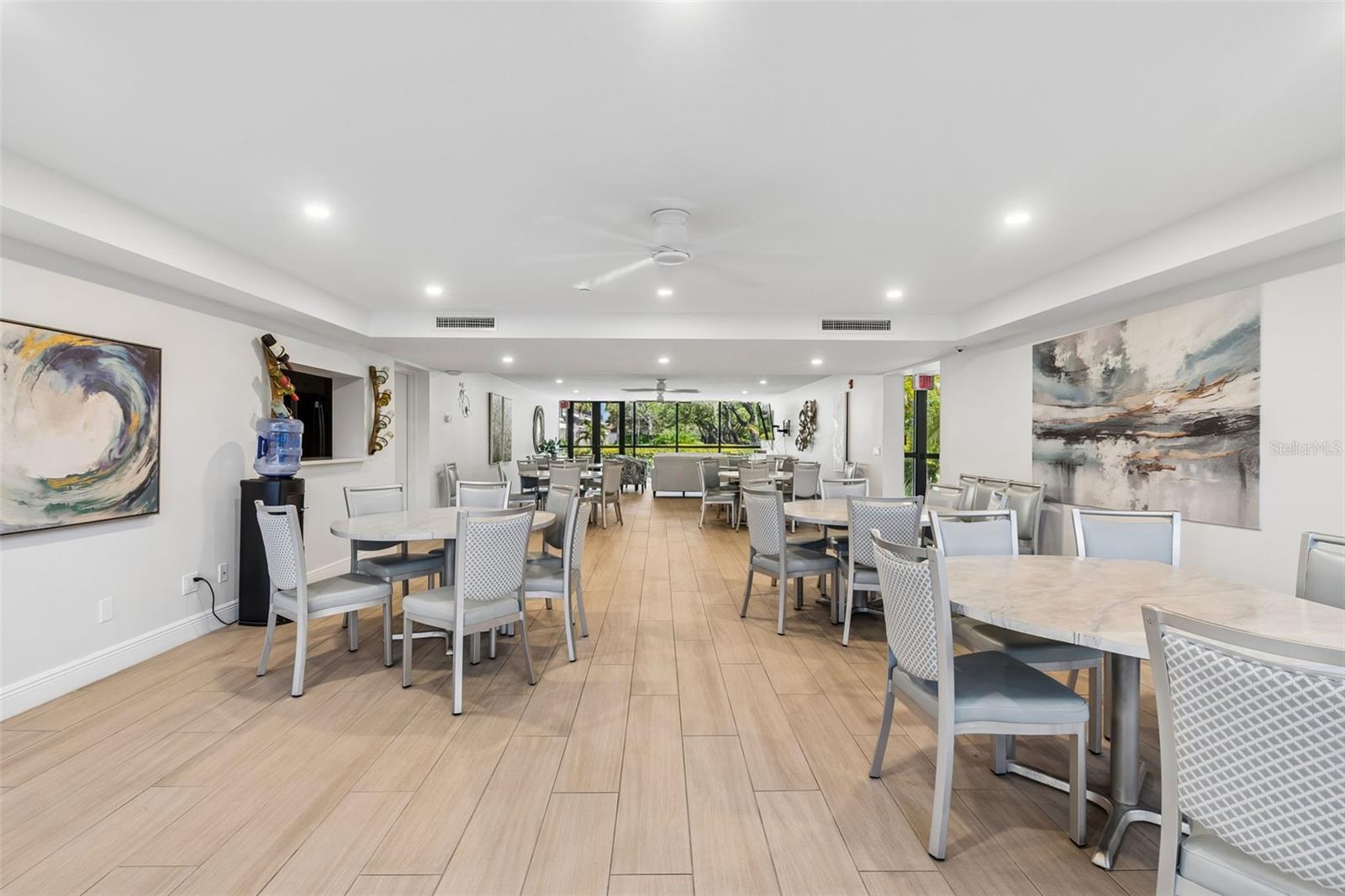 Image 62 of 98 For 6263 Midnight Pass Road 301