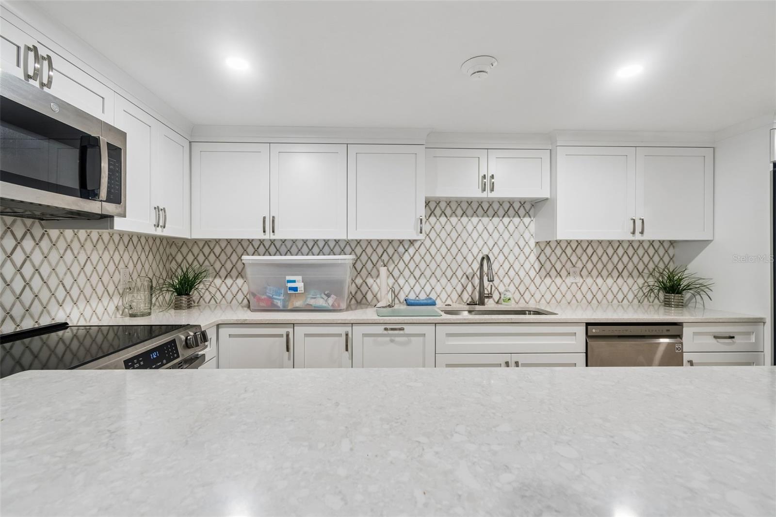 Image 63 of 98 For 6263 Midnight Pass Road 301