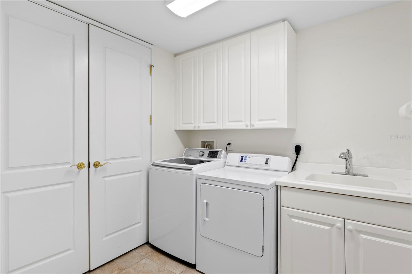 Image 42 of 43 For 300 Beach Drive Ne 1201